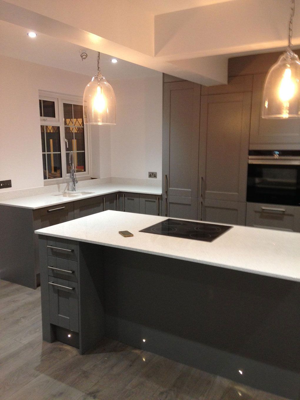 Fitted kitchen with a large island and pendant lighting